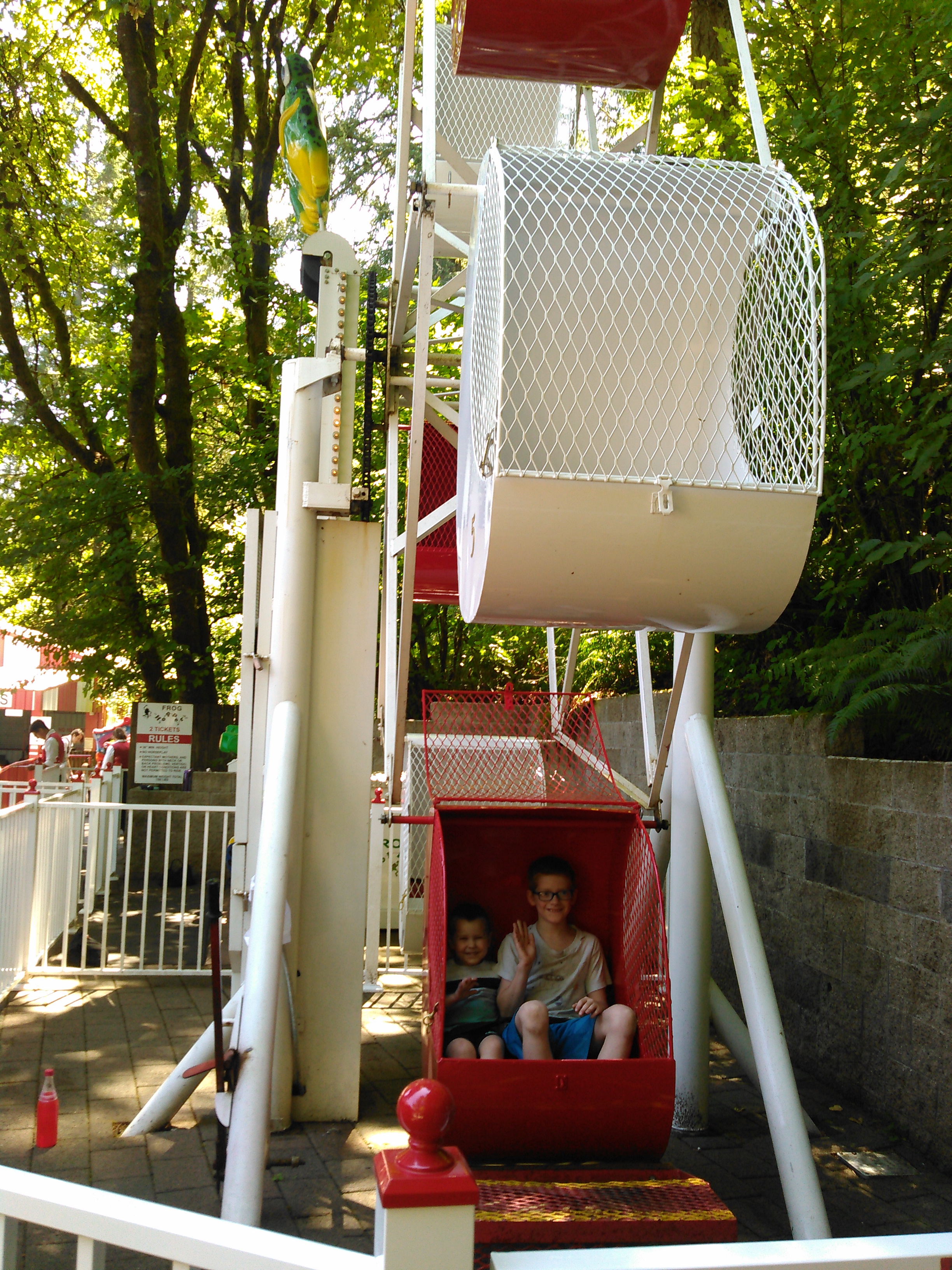 Small Fry and Munchkin on the kiddie Ferris wheel.